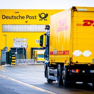 Ein DHL-Transporter vor einem Zentrum der Deutschen Post. Die Gewerkschaft ver.di hat zu Streiks aufgerufen im Tarifkonflikt. Betroffen sind in RLP Mainz, Trier, Wittlich und Bitburg.