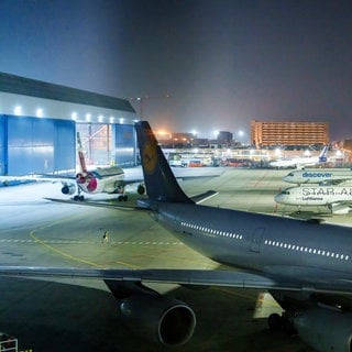 Passagiermaschinen stehen an einer Wartungshalle auf dem Flughafen Frankfurt. Der Verdi-Warnstreik an 13 Flughäfen ist zu Ende gegangen.