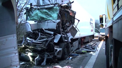 Aufgefahren: Lkw-Fahrer stirbt bei schwerem Unfall auf A 61 bei Bingen