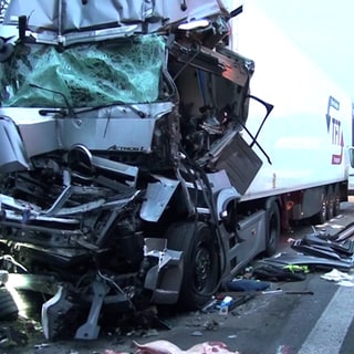 Aufgefahren: Lkw-Fahrer stirbt bei schwerem Unfall auf A 61 bei Bingen