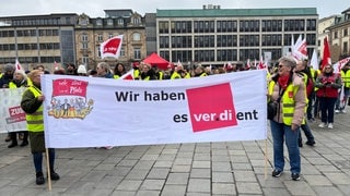 In Kaiserslautern sind am Mittwoch etliche Beschäftigte des öffentlichen Dienstes für mehr Geld auf die Straße gegangen. Ver.di hat erneut zum Warnstreik aufgerufen. 