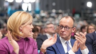 Julia Klöckner (l.) ist eine von insgesamt sechs rheinland-pfälzischen CDU-Politikerinnen und -Politikern, die bei den Koalitionsverhandlungen am Tisch sitzen. Die SPD schickt zwölf Vertreter nach Berlin.