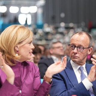 Julia Klöckner (l.) ist eine von insgesamt sechs rheinland-pfälzischen CDU-Politikerinnen und -Politikern, die bei den Koalitionsverhandlungen am Tisch sitzen. Die SPD schickt zwölf Vertreter nach Berlin.