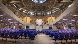 Blick in den leeren Bundestag - wissen Sie, wie viele Stühle dort nach der Bundestagswahl stehen müssen?