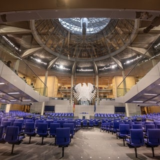 Blick in den leeren Bundestag - wissen Sie, wie viele Stühle dort nach der Bundestagswahl stehen müssen?