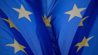Eine Europafahne weht zur Europawahl im Wind - gelbe Sterne auf blauem Grund.