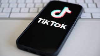 Auf einem Smartphone ist das TikTok-Logo zu sehen. Die AfD ist für die Europawahl 2024 auf TikTok auf Stimmenfang gegangen.