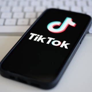 Auf einem Smartphone ist das TikTok-Logo zu sehen. Die AfD ist für die Europawahl 2024 auf TikTok auf Stimmenfang gegangen.