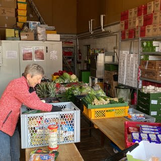 25 ehrenamtliche Helferinnen kümmern sich bei der Tafel abwechselnd unter anderem um das Sortieren der Lebensmittel.