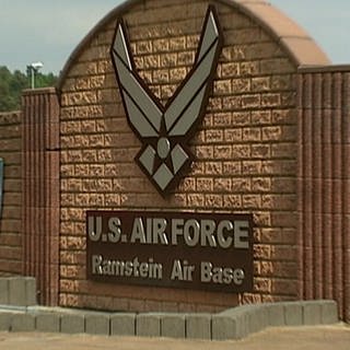 Eingang Air Base Ramstein. Die US-Luftwaffe betreibt den Flughafen in Ramstein seit 70 Jahren. (Archivbild)