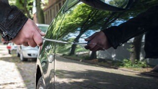 Ein Mann kratzt mit einem Messer am Autolack - wie in Frankenthal. Dort eskalierte ein Nachbarschaftsstreit