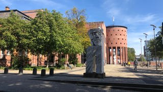 Pfalztheater mit Orpheus-Skulptur 