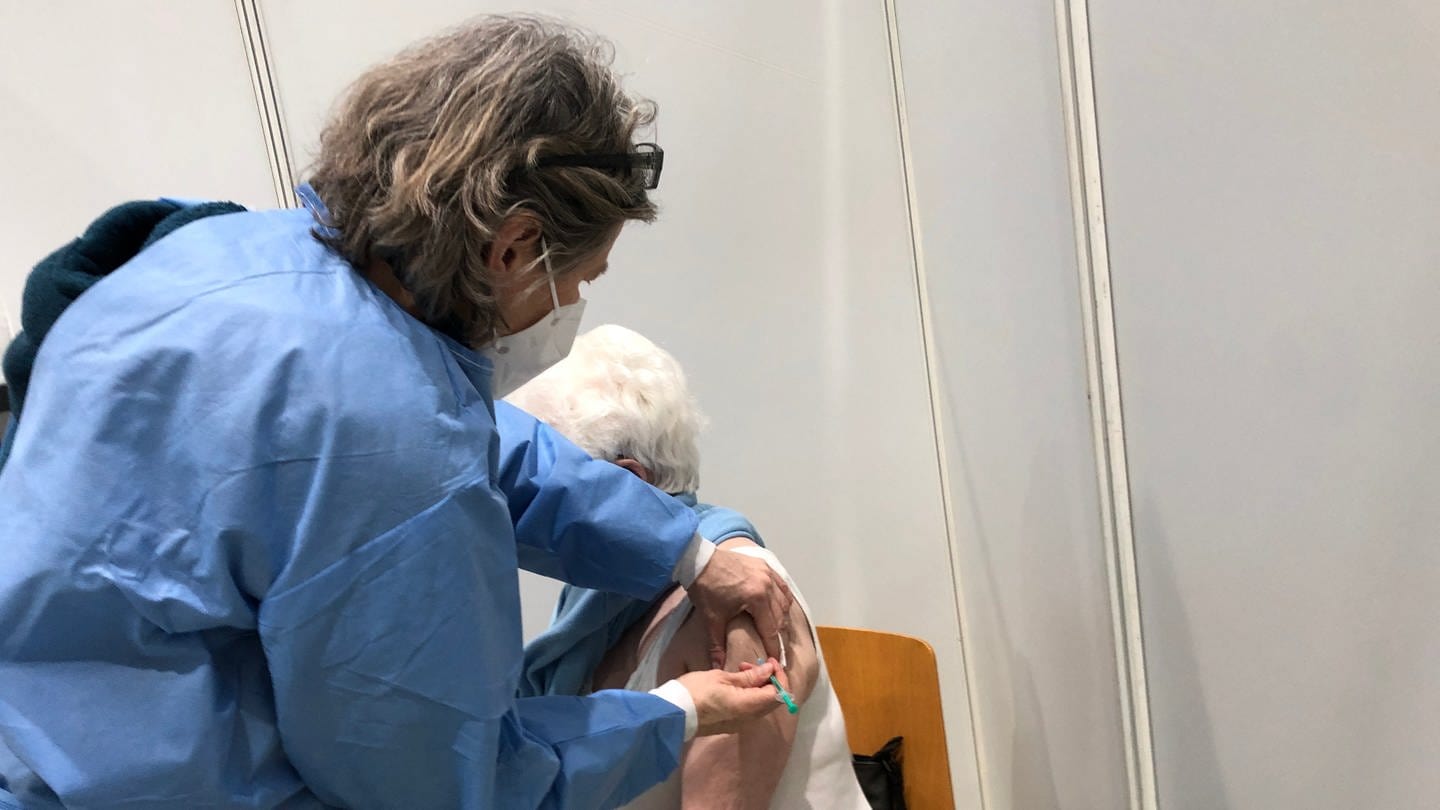 Impfung einer Seniorin im Zentrum Kaiserslautern