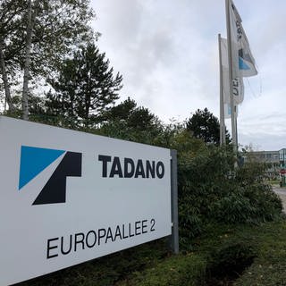 Firmenschild "Tadano" am Eingang des Werksgeländes in Zweibrücken