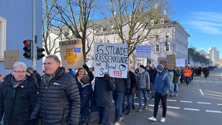 Tausende Demonstrieren Gegen Rechtsextremismus In Kaiserslautern - SWR ...