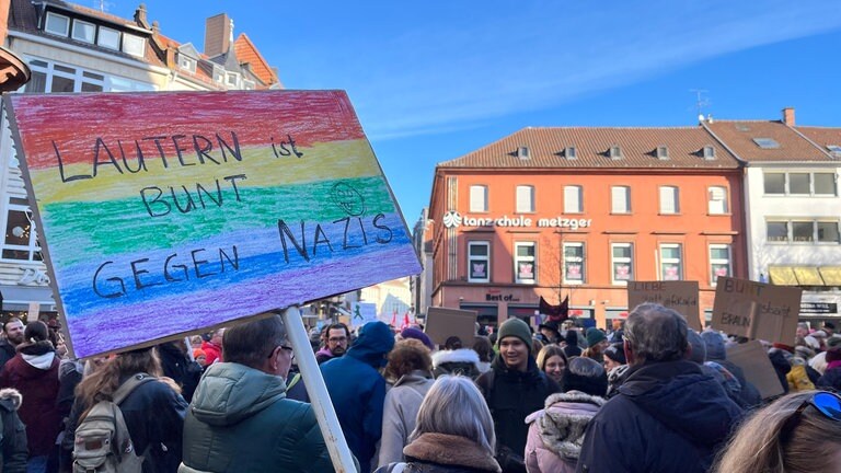 Tausende Setzen In Kaiserslautern Zeichen Gegen Rechtsextremismus - SWR ...