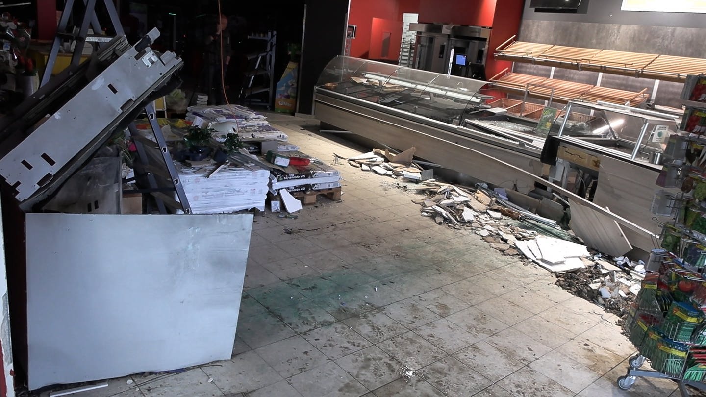 In einem Einkaufsmarkt in Contwig in der Südwestpfalz wurde am Sonntagmorgen ein Geldautomat gesprengt.