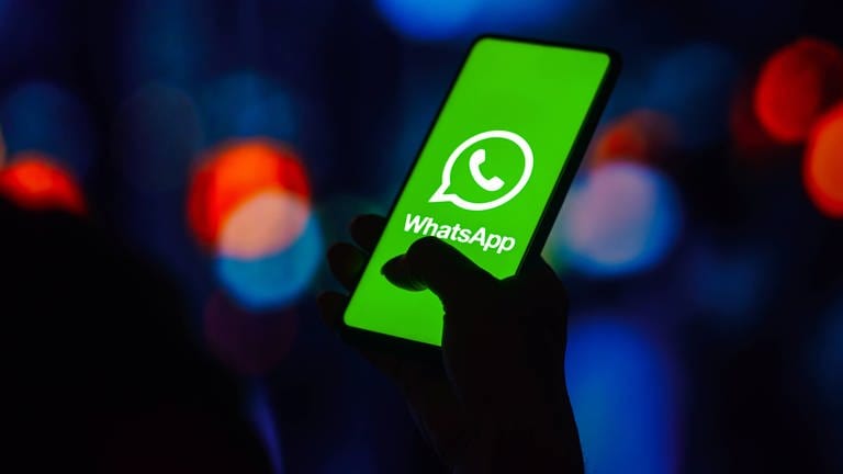 Auf dem Display eines Smartphones ist das WhatsApp-Logo zu sehen.  (Foto: IMAGO, IMAGO / Zoonar)