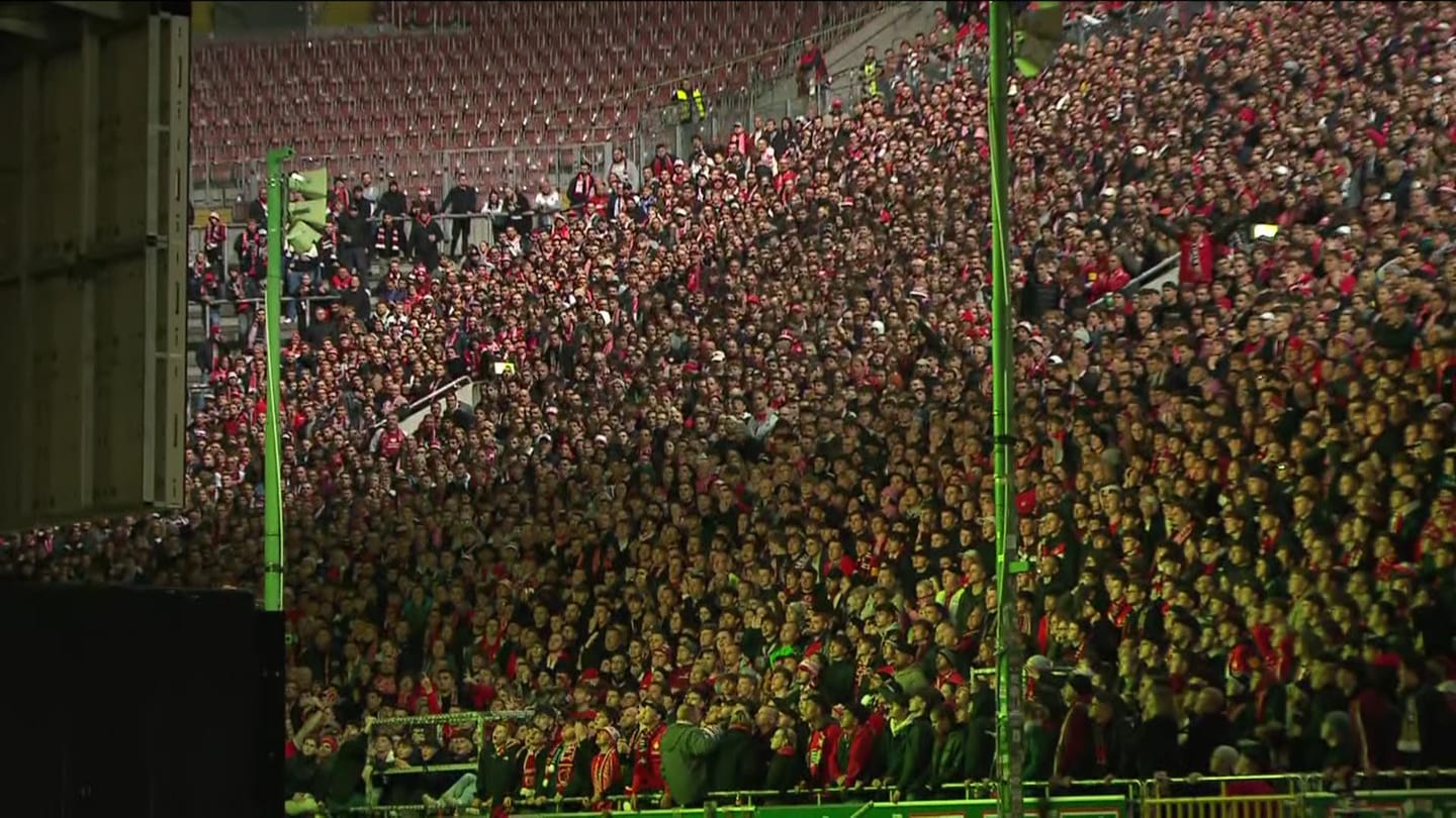 Die Fans fiebern beim Public Viewing auf dem Betzenberg mit dem FCK mit. (Foto: SWR)