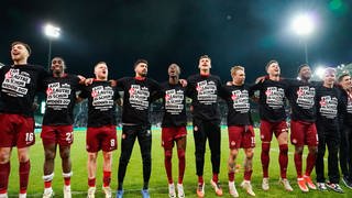 Die Spieler des 1. FC Kaiserslautern feiern ihren Sieg über Saarbrücken und damit den Einzug ins DFB-Pokalfinale. 