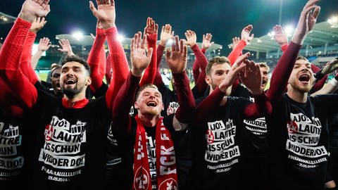 Die Spieler des 1. FC Kaiserslautern feiern den Einzug ins DFB-Pokal-Finale. 