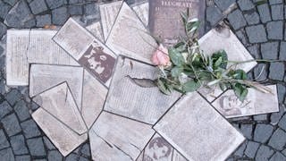  Flugblätter der Widerstandsgruppe "Weiße Rose" sind vor der Ludwig-Maximilians-Universität in München als Denkmal in den Boden eingelassen. 