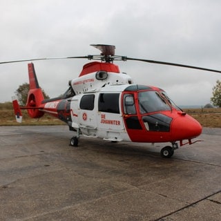 rot-weißer Rettungshubschrauber 