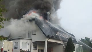 Der Blitz schlug am Mittwochabend in das Haus in Großbundenbach ein und löste einen Brand im Dachstuhl aus. Der Schaden wird auf rund 450.000 Euro geschätzt.