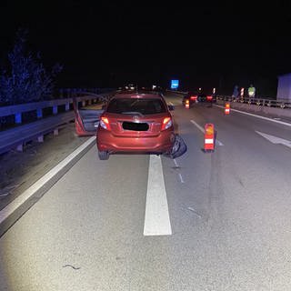 A6 bei Ramstein in RLP: Ein Autofahrer hat auf der Überholspur geparkt, um zu schlafen. Ein anderer Autofahrer konnte nicht mehr ausweichen. Der Unfall ging glimpflich aus.