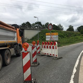 Eine Abfahrt des Opelkreisels in Kaiserslautern in RLP ist wegen einer Baustelle gesperrt. Warnbaken stehen auf der Straße.
