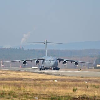 Bei der Übung auf der Air Base Ramstein trainieren die Soldaten für den Notfall. Die regelmäßigen Übungen enthalten verschiedene Szenarien, wie beispielsweise einen Zwischenfall mit einem Flugzeug.