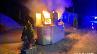 In Lauterecken im Landkreis Kusel ist ein mobiler Blitzer komplett ausgebrannt. Die Polizei vermutet, dass er absichtlich in Brand gesteckt wurde.