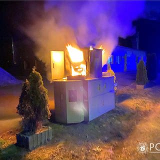 In Lauterecken im Landkreis Kusel ist ein mobiler Blitzer komplett ausgebrannt. Die Polizei vermutet, dass er absichtlich in Brand gesteckt wurde.