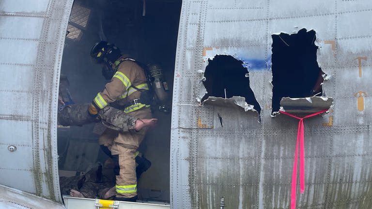 Rettungskräfte holen Verletzte aus Flugzeug