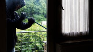 Der Einbrecher stürzte bei dem Haus in Einselthum offenbar auf einer Treppe und verletzte sich dabei schwer am Bein. Die Polizei nahm den Mann fest. Sein Komplize flüchtete.