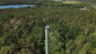 Ein Feuerwachturm in Brandenburg, ausgerüstet mit Funktechnik und Kamera. Eine solche Überwachung ist im Pfälzerwald derzeit noch nicht möglich. Sie könnte dabei helfen, einen Waldbrand frühzeitig zu erkennen.