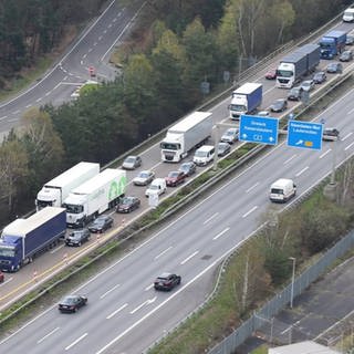Die A6 bei Kaiserslautern war nach einem Lkw-Unfall am Dienstagnachmittag gesperrt. Nach Angaben der Polizei kann es noch mehrere Stunden dauern, bis die Autobahn wieder freigegeben wird.