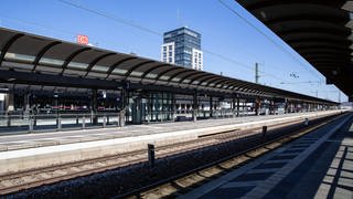 Mann in Hauptbahnhof Kaiserslautern in Gleisbett gestoßen