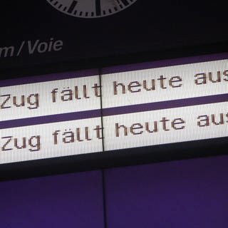Eine Anzeigetafel an einem Bahnhof zeigt die Laufschrift Zug fällt heute aus