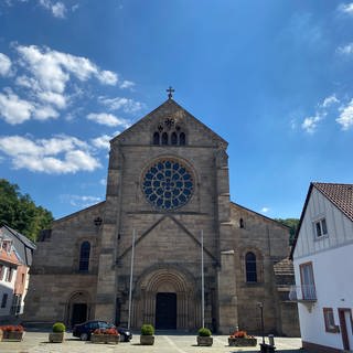 Abteikirche in Otterberg bei Sonnenschein und blauem Himmel im Sommer