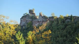 Blick zum Lämmerfelsen im Dahner Felsenland