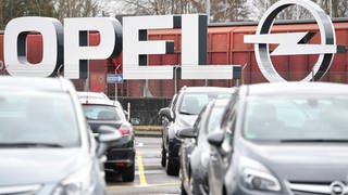 Das Logo des Aumobilherstellers Opel steht an der Fabrik in Kaiserslautern. 