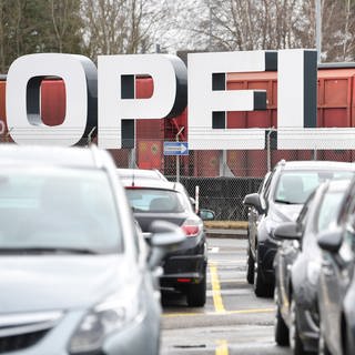 Das Logo des Aumobilherstellers Opel steht an der Fabrik in Kaiserslautern. 