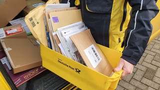 Postbote mit vielen Briefen