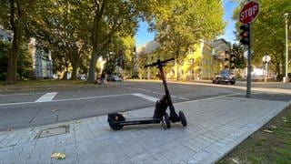 Ein Zeus E-Scooter steht in der Königstraße in Kaiserslautern