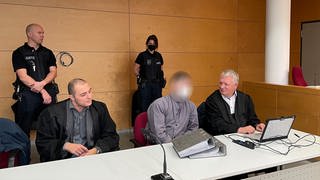 Der Hauptangeklagte im Polizistenmord Prozess von Kusel,  Andreas S., mit Verteidigern
