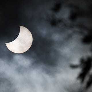 Die partielle Sonnenfinsternis war auch über der Westpfalz zeitweise gut zu sehen. (Symbolbild)