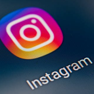 Das Amtsgericht in Augustburg hat eine junge Frau verurteilt, weil sie die beiden getöteten Polizisten aus dem Kreis Kusel bei Instagram beleidigt hatte.