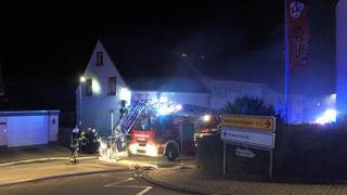 Bei einem Brand in einer Metzgerei in Donsieders im Landkreis Südwestpfalz ist niemand verletzt worden. 40 Feuerwehrleute waren am frühen Morgen im Einsatz. 