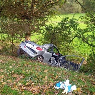 Bei Dietrichen in der Südwestpfalz ist ein Autofahrer bei einem Unfall lebensgefährlich verletzt worden.